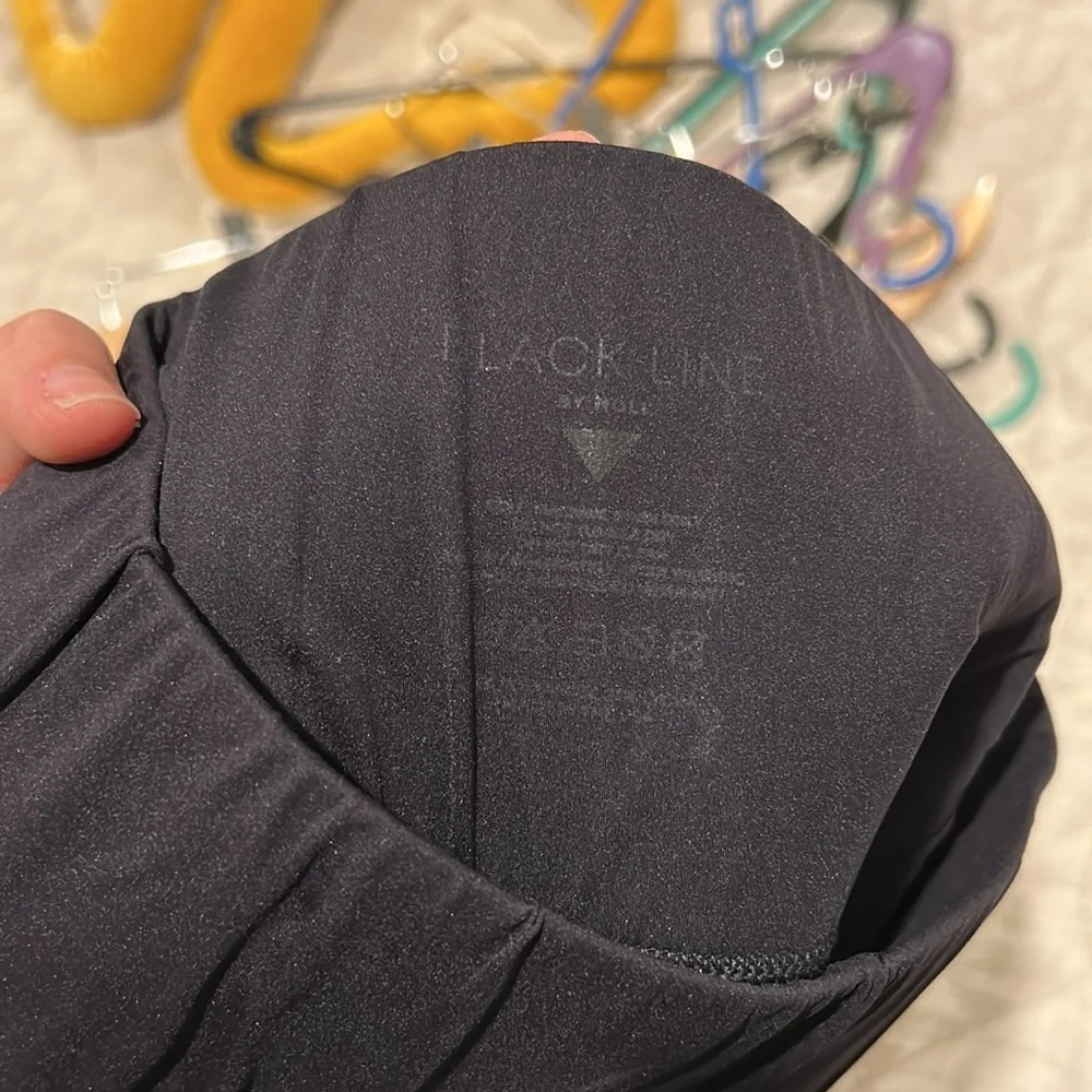 Noli Yoga Black Line Prismatic High Rise Legging in Black. Size XS - Picture 6 of 6